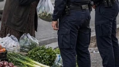 شعر رجال الشرطة بالشفقة على المرأة العجوز الفقيرة